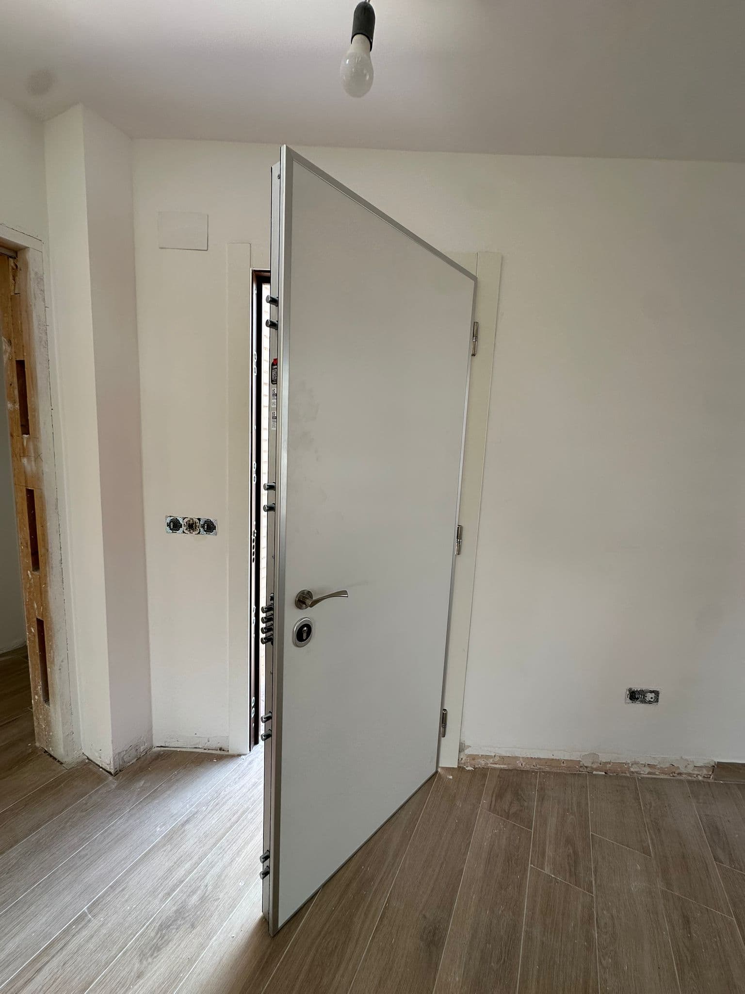 Puerta de seguridad instalada por Cerrajeros Moreno 24H
